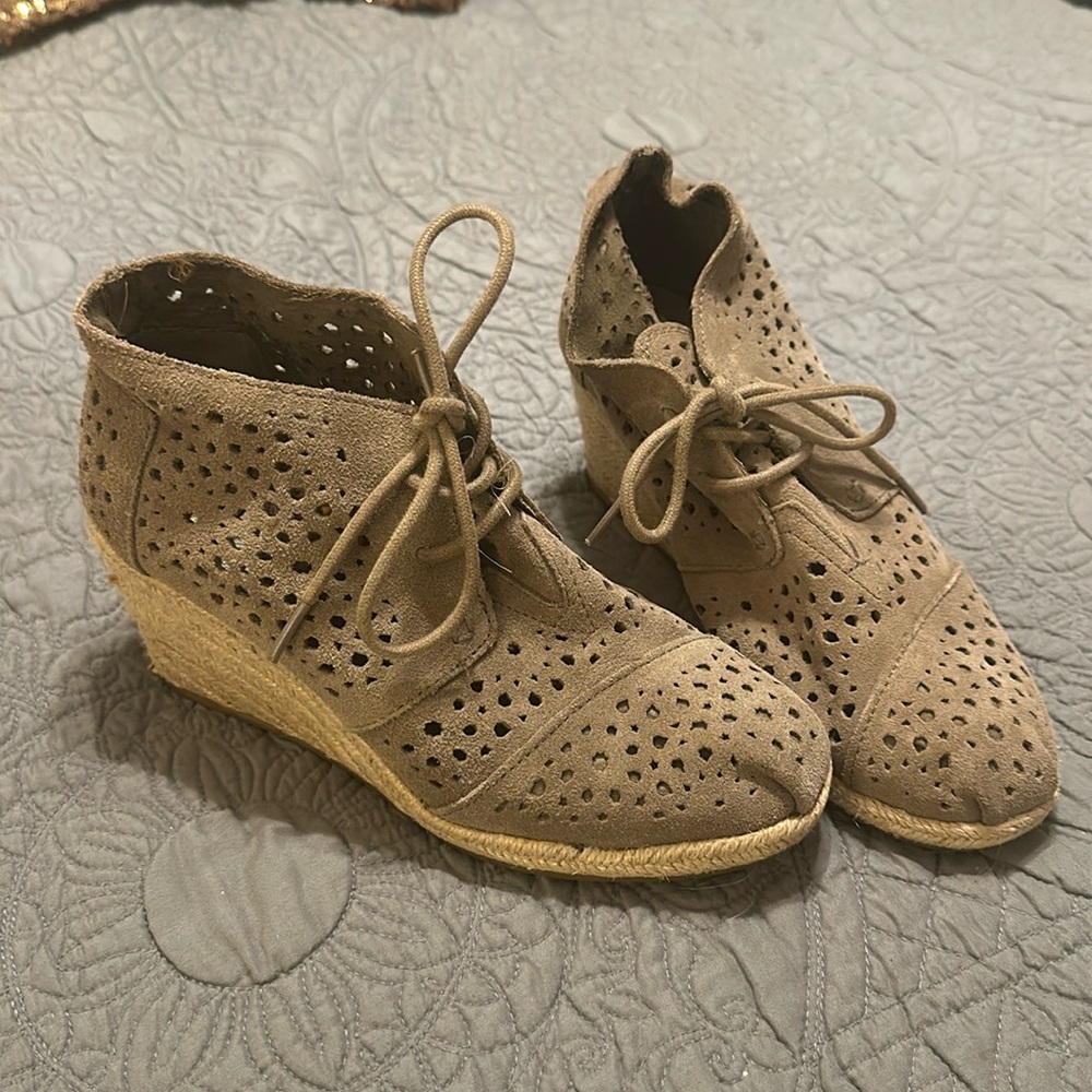Size 7 Tom’s Wedges